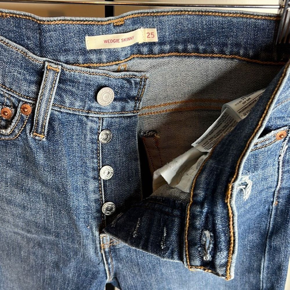 LEVI’S Wedgie Skinny Button Fly Raw Hem jeans Size 25 - Picture 3 of 7